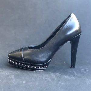 CHANEL leather pointy toe pumps
